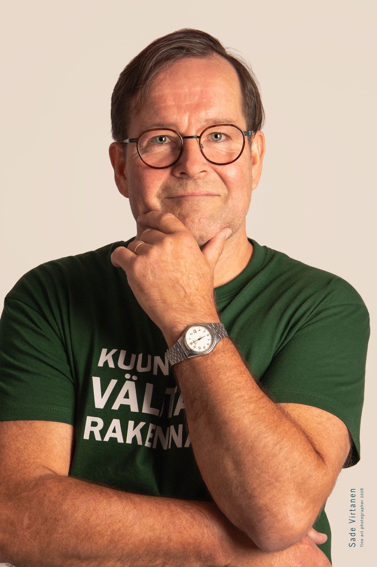 Juhani Seppälä, Kokemäen Keskusta, eduskuntaehdokas Johanna Ranatalaisen vaalipäällikkö. Studiokuvassa vihreässä vaalipaidassa, jossa lukee: Kuuntelen. Välitän. Rakennan.